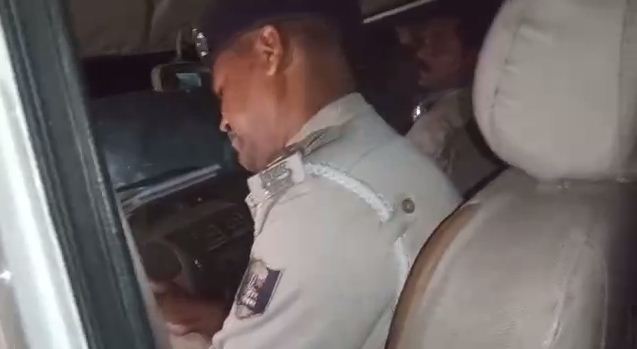 graminon ne police ko hi samjha chor ka sathi 