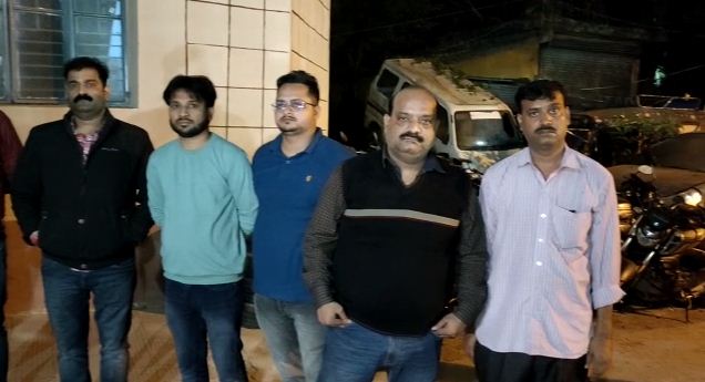 aara me swarn vyavasai ka apharan 