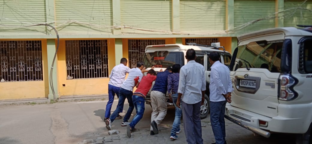 chal yaar dhakka maar band hai sarkari kaar