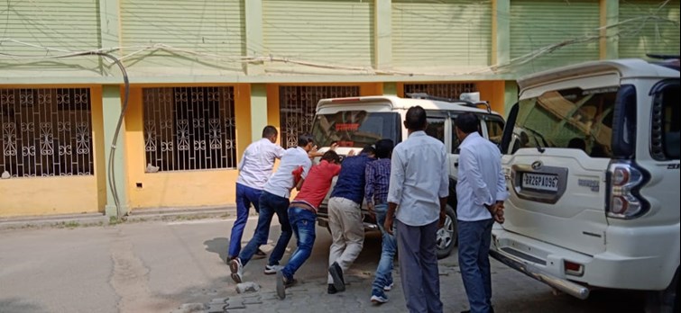 chal yaar dhakka maar band hai sarkari kaar 