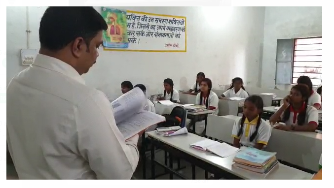 anupasthit shikchhika ko suspend karane ka nirdesh