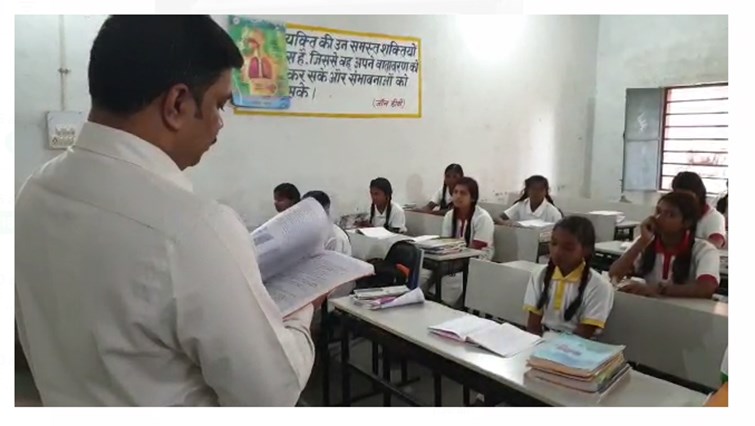 anupasthit shikchhika ko suspend karane ka nirdesh 