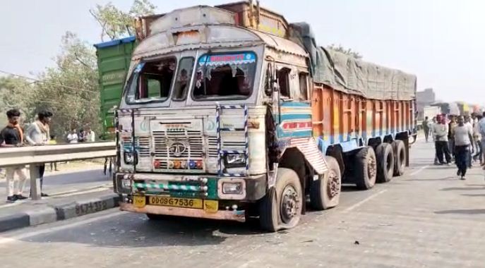 sadak par maut bankar daudi truck 