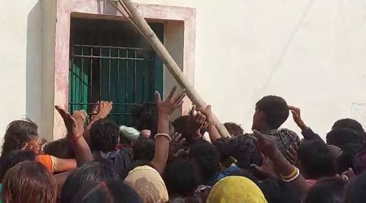 biscomaun bhawan per kisano ka bawal khub chale lathi aur rode 