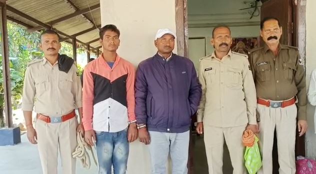 balu mafia ka humla khanan vibhag ke padhdhikariyo karmiyo ko pita 