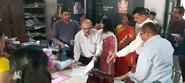 DM ke auchak nirikshan me khuli shiksha vibhag ki pol 