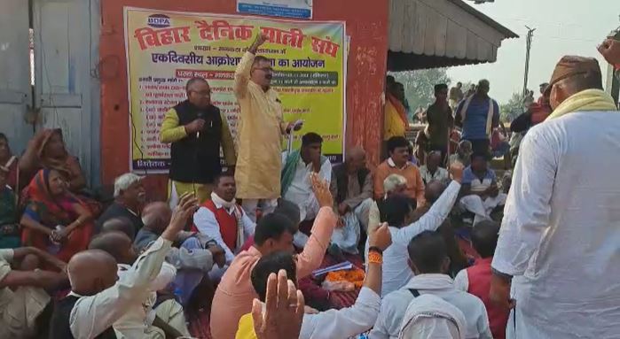 patna kiul rail khand ke mankatha station per pradarshan traino ke tharawo ki mang 