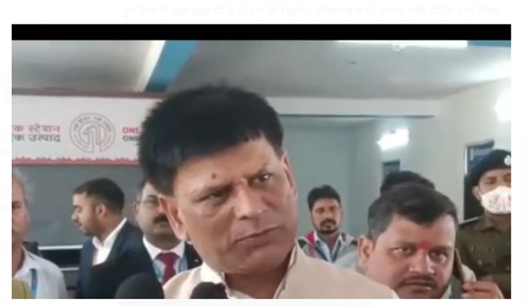 santushta dikhe railyatri suvidha samiti ke sadasya 