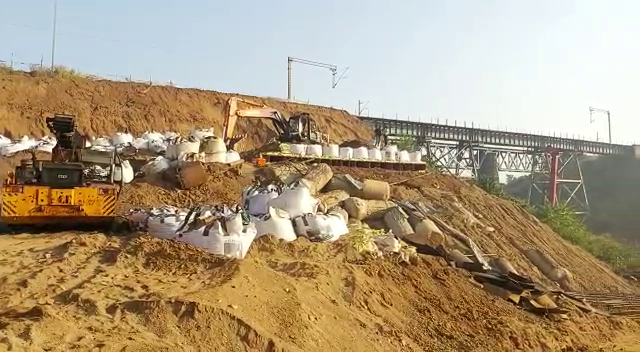 latehar me nakshalio ka tandav.