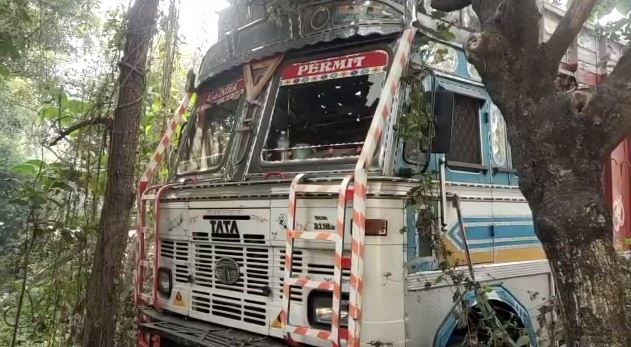 truck ke andar sharab ka tahkhana 