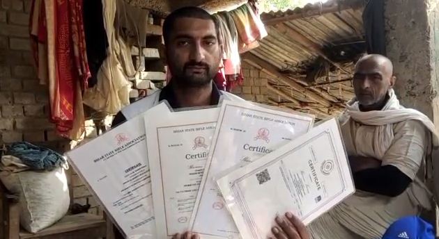 sone ka tamga jeet kar bhi aarthik tangi ka hai shikar 