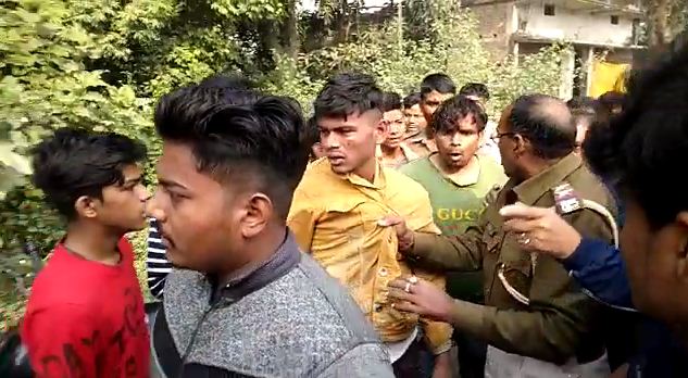 bheed ke hathe chadha mobile jhapatmar 