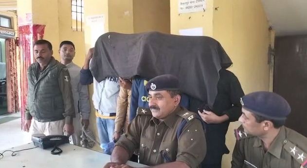 police ke hathe chadhe 4 apradhi 