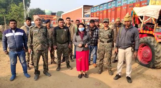 awaidh khanan mafiyaon par chala prashasan ka hunter 