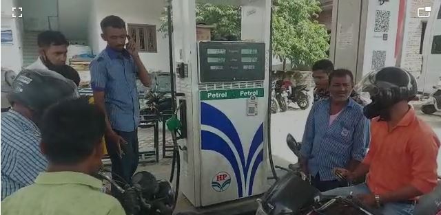 petrol key badley mil raha paani 