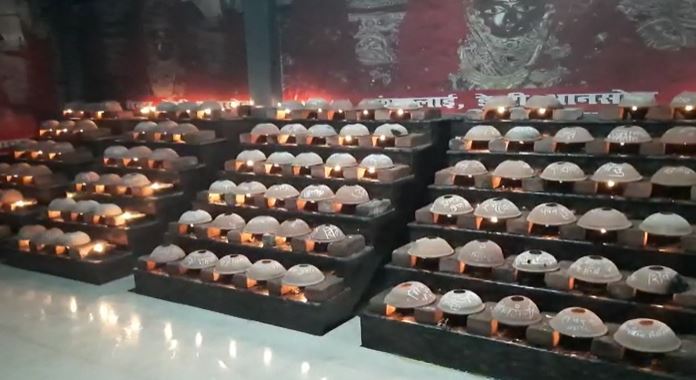 hazaro sudha deshi ghee ke diyo se jagmag hua tarachandi devi dham 