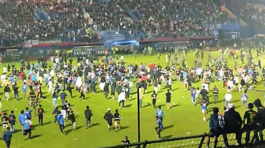 football match ke dauran ek sau satatr se jayada ki maut fans ke aapas me bhidne ke baad bekabu hui bhid 