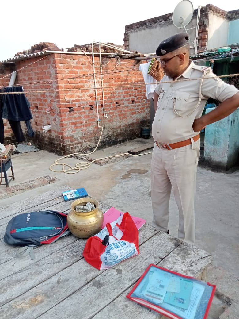17 lakh ke saath cyber criminal ki wife aur shala arrested.