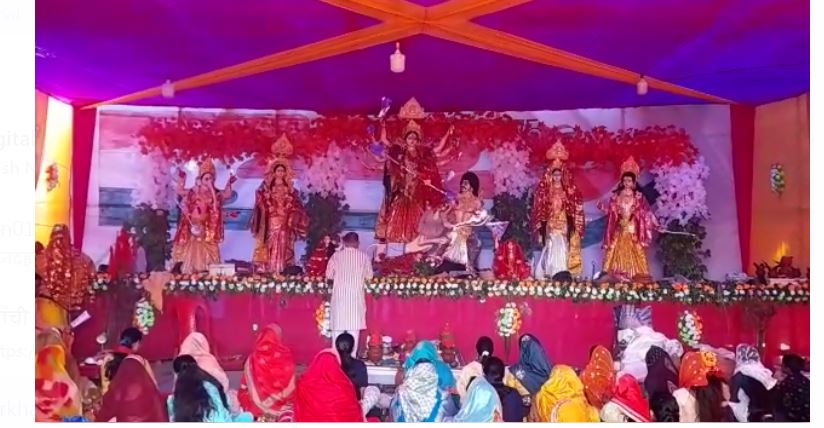 puja pandalo mai umri bhir 