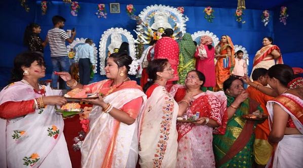 vijayadashmi par sindur khela ki dhoom 