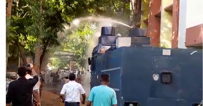 ugra pradarshan ke khilaph polic ne kiya laathicharge 