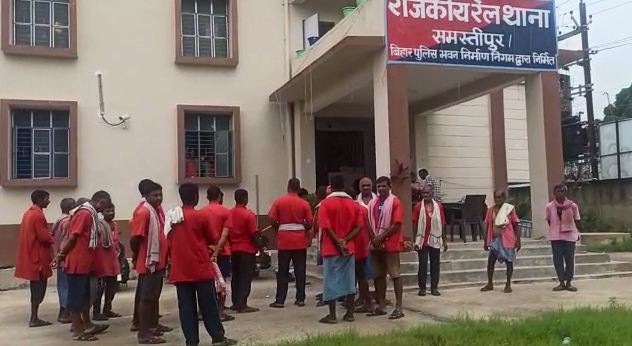 GRP ne videshi sharab ke sath 3 kuliyon ko pakda 