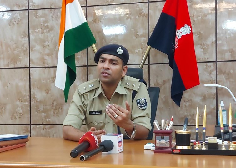 thanedar daroga samet teen police karmi suspend sp ne ki badi karwai 