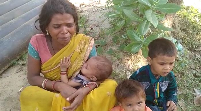 baccho sang ganga me kudi mahila chapra ke tiwari ghat per faili sansani