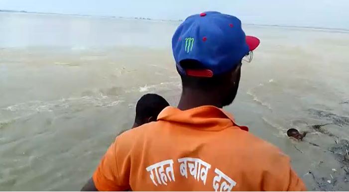 munger ke kast harni gath per dube do bacche kala mahotsav me aaye the lakhisarai se