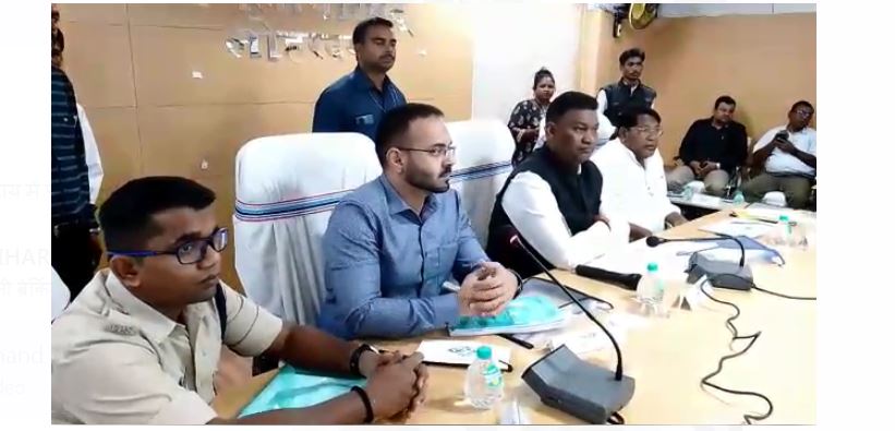 mantri satyanand bhokta ne adhikariyo per garje 