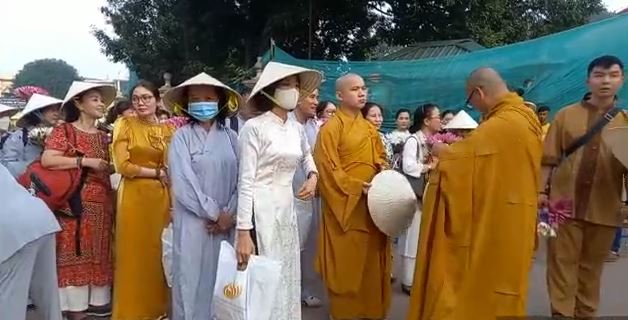 buddham sarnam gachammi se gunja bodh gaya viyatnam se badi sankhya me pahuche sradhalu 