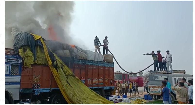 khari truck mai lagi aag se machi afra tafri 