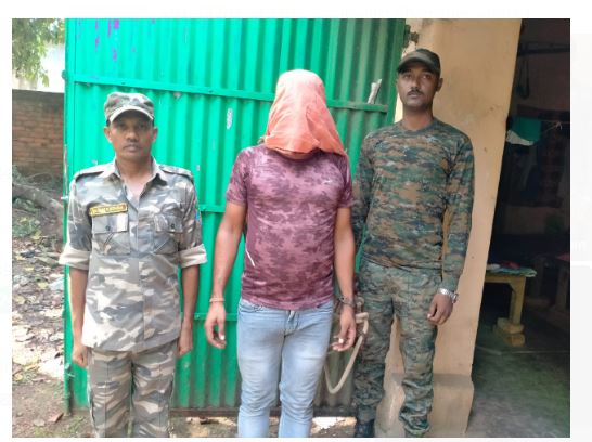 police ke hathe charha sharav tasakar 