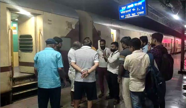 train yatri ka bag le ude chor 