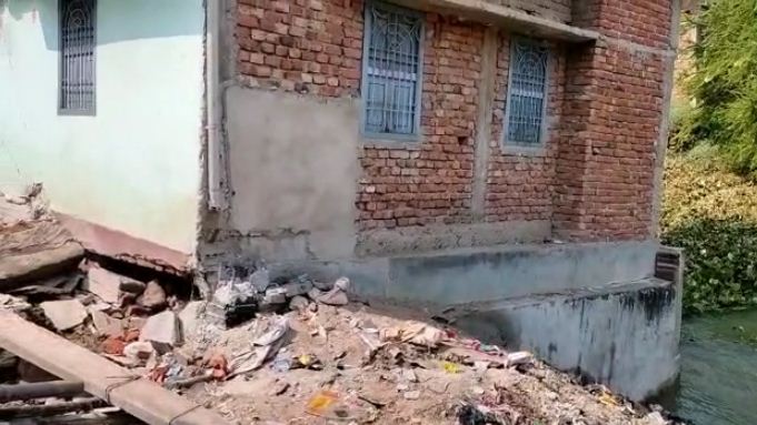 nadi ki safai me latak gya makan 