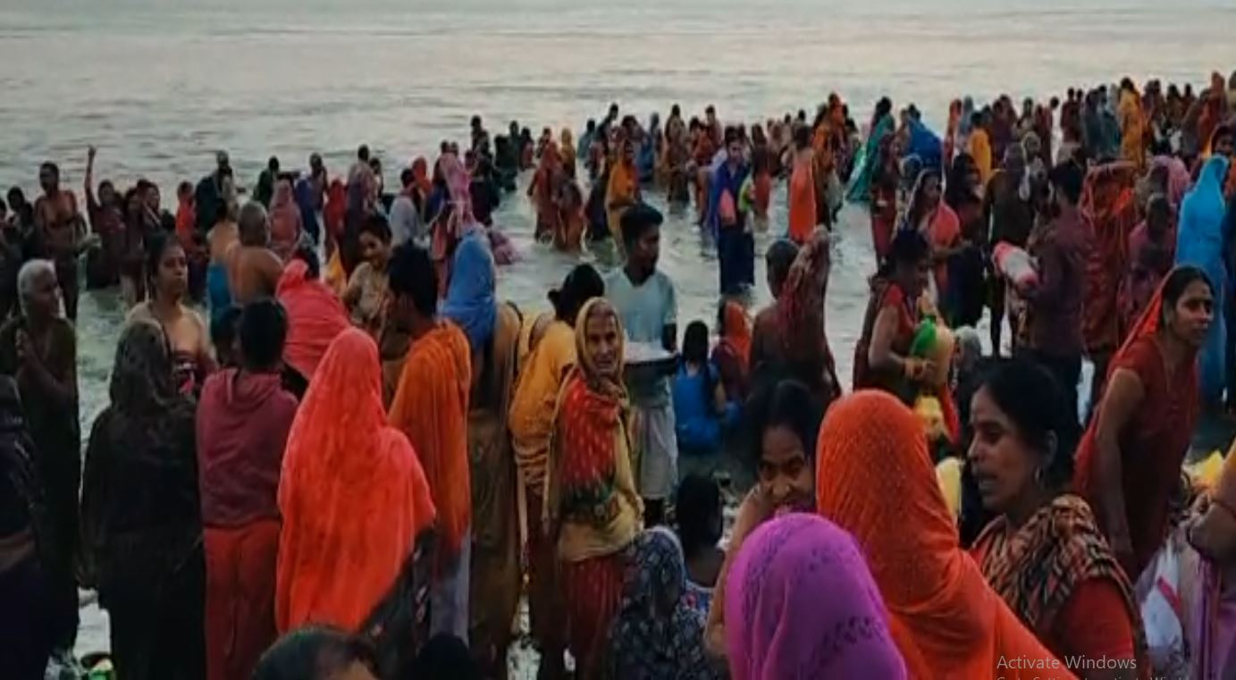 suryagrahan ki samapti simaria ghat per ganga me khada ho ki aradhana 