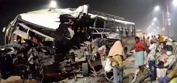 hajipur me bada sadak hadsa 