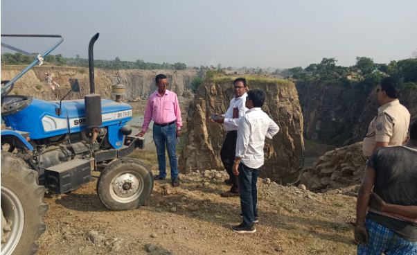 awaidh khadan par chala prashasan ka danda 