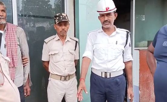 manchale ne traffic police ko mara chaku 