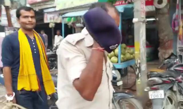 hath me hathkadi fir bhi kaidi ki thath