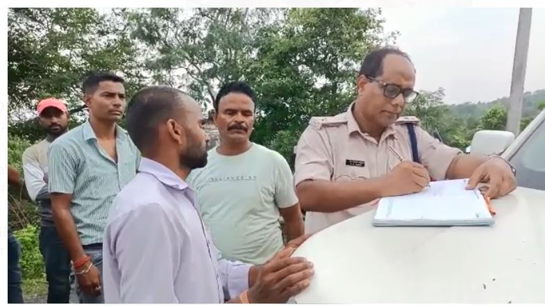 lapataa youvko ko dhudhne mai parashaani 