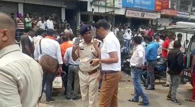 dhanbad police ne lootera ko maar giraye.