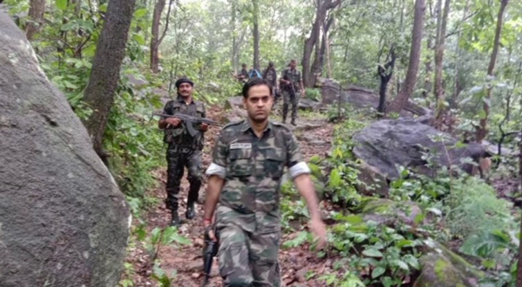 GADWA SP NE  PAHAR KI CHOTI PER KARAYA PHOTO SESION.