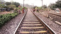 railway line par karne ke dauraan bada hadsa 