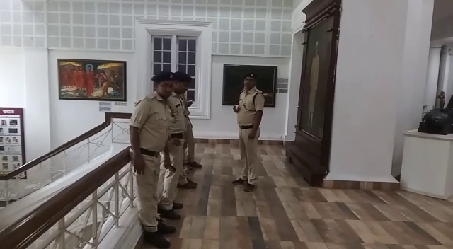patna secretarait me lagi aag.