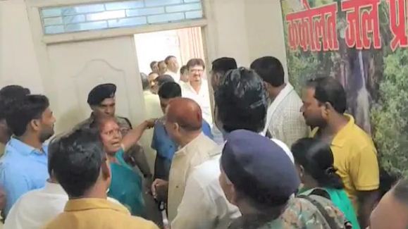 mahila vidhayak ka high voltage drama 