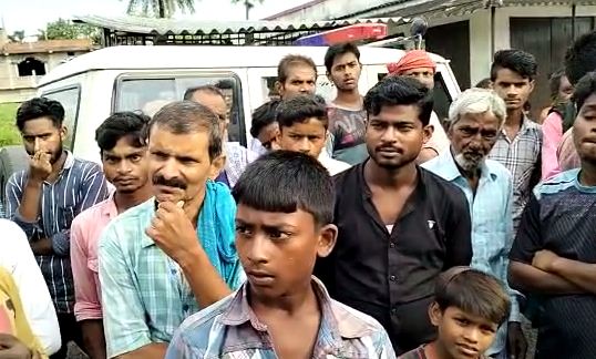 bachchon ke vivad me mata pita ki pitai 