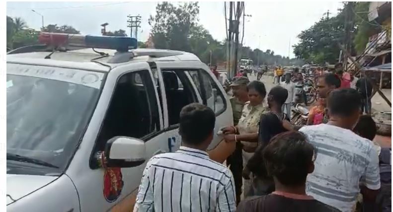 school mai larkiyo ka khich raha tha photo 