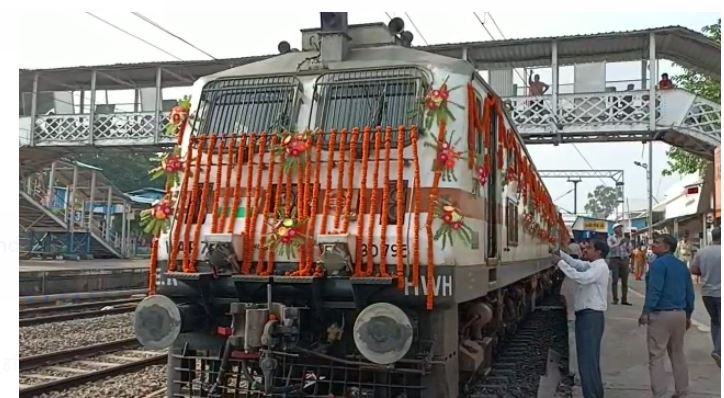 deoghar samet santaal waasiyo ko mila tohafaa 