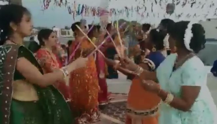 mahilao mai dandiya ke prati kaaphi utasaah 